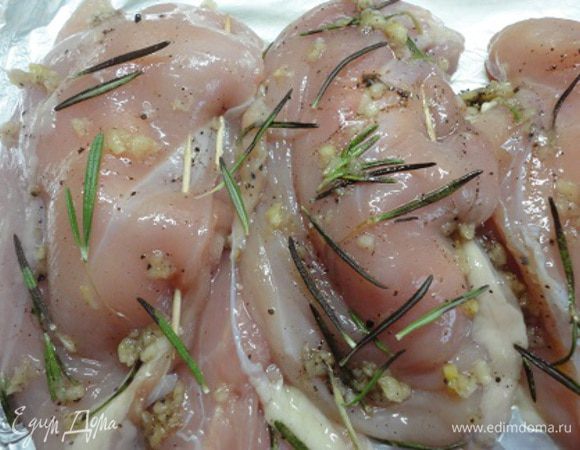 Заколола зубочистками и обернула фольгой. На этот же лист поставила формочки с морковью. Запекала 20 минут при температуре 200 градусов. За это время морковь приготовилась, я убрала ее из духовки, развернула фольгу и продолжила запекать еще 10 минут.