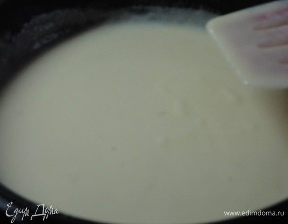 За это время я приготовила соус. На сковороде растопить сливочное масло, добавить муку ( я использовала две столовые ложки и мне кажется соус получился густоватым, как густые сливки, поэтому указала только 1 ложку муки, но это дело вкуса), хорошо перемешать. Добавить бульон (куриный или овощной), помешивая, чтобы не было комков. Ввести сливки, довести до кипения, добавить ложку горчицы и прогреть минуты 3.