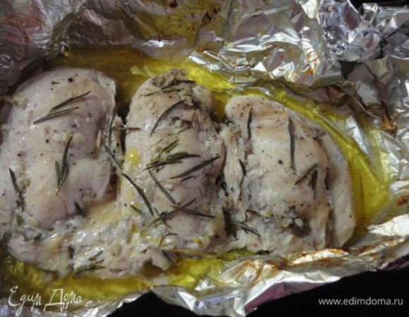 Сейчас я понимаю, что можно соус вообще не готовить, потому что в фольге образовалось достаточно красивого, вкусного сока, который можно использовать в качестве соуса.