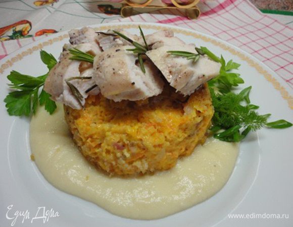 Налить на тарелку соус, выложить запеченную морковь, сверху выложить куриную грудку. Надо было бы еще сверху полить соком, который образовался при запекании курочки.