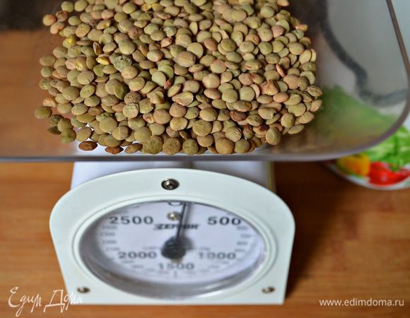 Чечевицу промыть, залить водой, посолить, варить на тихом огне под крышкой 20 мин с момента закипания. Откинуть чечевицу на сито, слить воду, переложить чечевицу на плоскую тарелку и остудить.