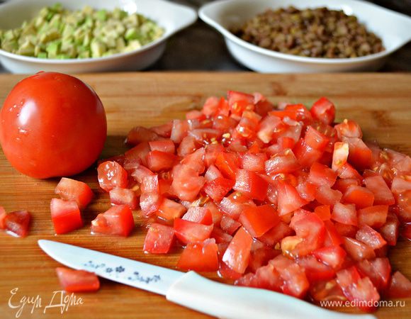 Томаты вымыть, разрезать пополам, нарезать кубиками.