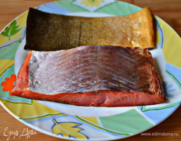 Подготовить форель, снять кожицу и удалить кости.