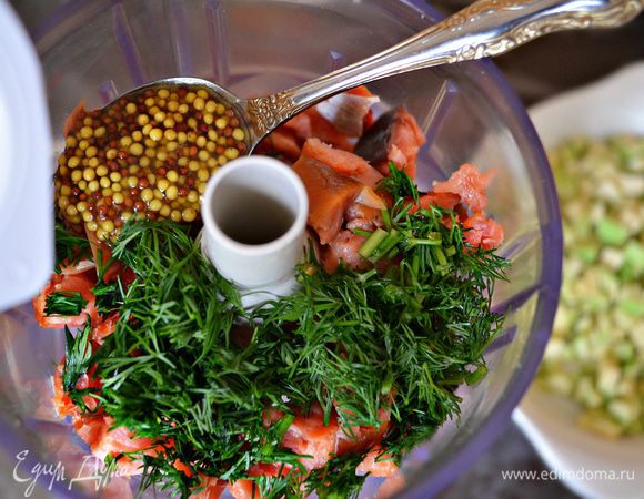 В блендере измельчить нарезанную ломтиками форель и все перечисленные ингредиенты для соуса. По желанию возможно измельчить не до однородного состояния - в соусе могут чувствоваться кусочки рыбы.
