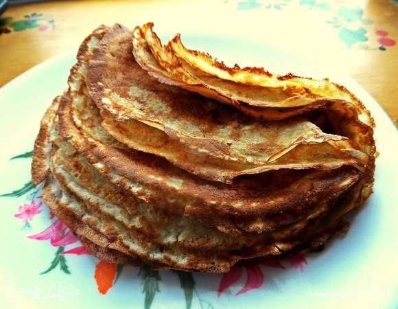 Смешиваем в блендере составляющие для теста (муку всыпать, пока не получится текстура блинного теста) и печём блины как обычно, смазывая сковороду маслом. Соли было достаточно в отваре, поэтому я не добавляла.