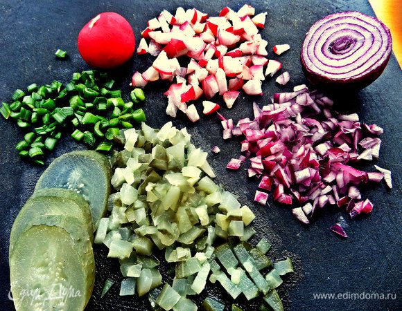 Для начинки мелко порубить, лук, огурчик, редиску.