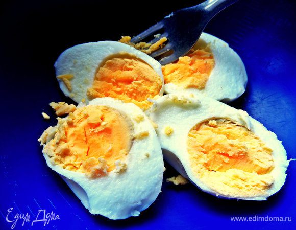 Яйца отварить заранее.