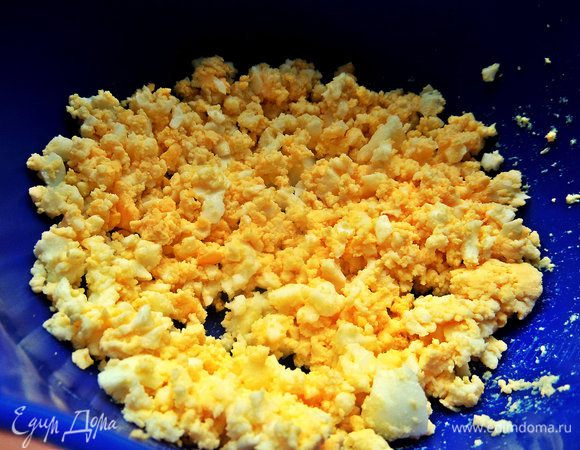 Рекомендую размять вилкой, так будет однороднее и нежнее начинка.