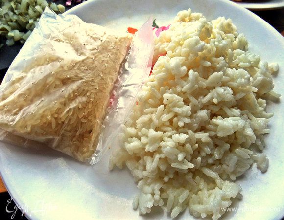 Пакетик риса отварить.