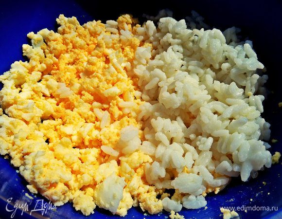 Смешать рис с яйцами.