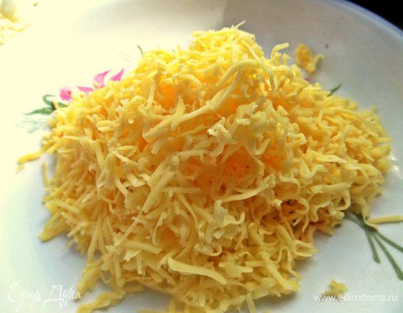 Сыр натереть мелко.