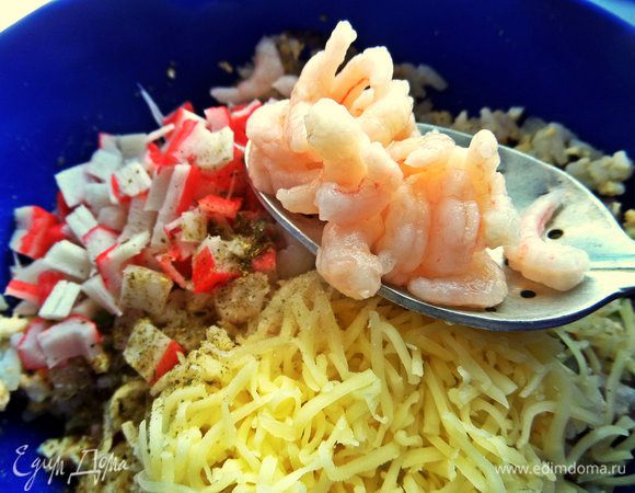 Креветки отделить от рассола, добавить.