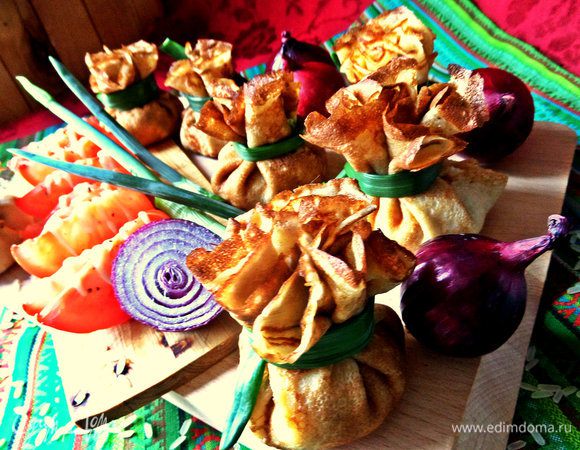 Закуска готова! Подаём со свежими помидорками.