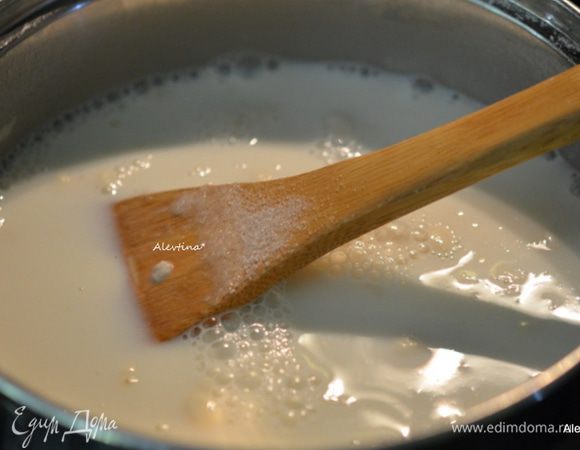 В большой кастрюле смешать сахар, муку, соль и молоко. Поставить на огонь и готовить помешивая . Как появятся пузырьки, убавить огонь и готовить еще 2 минуты. Убрать с огня.