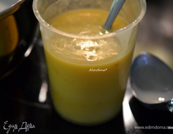 В небольшой емкости смешать 3 яйца. Добавить небольшое количество горячей смеси. Перемешать.