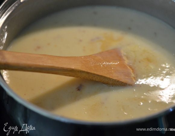 Вернуть кастрюлю на огонь, перелить аккуратно смесь яичную и перемешать. Помешивая довести до небольшого кипения, и продолжать еще 2 минуты мешать. Снять с огня, добавить ванильный экстракт. Дать постоять 15 минут.