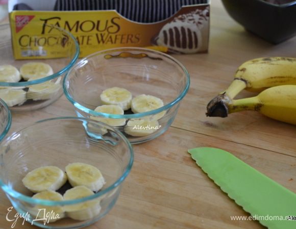 Формочки можно индивидуальные  или одну квадратную форму. Выложить на дно вафли слоем, затем очищенные и порезанные бананы. 