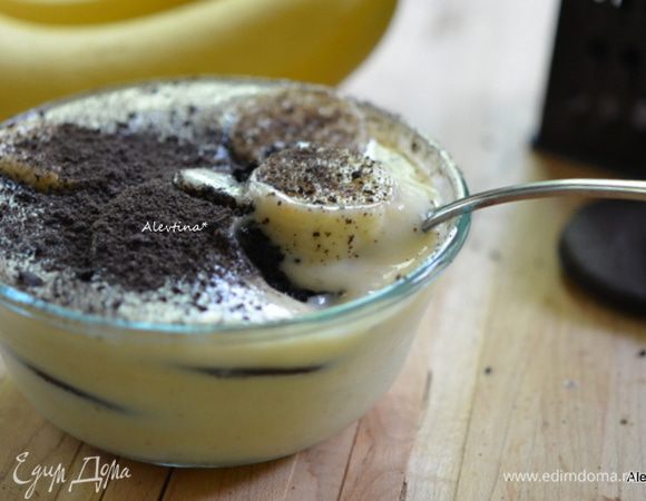 Перед подачей на терке оставшиеся вафли протереть и посыпать сверху каждого пудинга. Подаем к столу. Приятного аппетита.