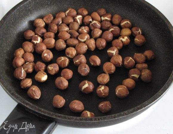 Пожарить на сковороде фундук.