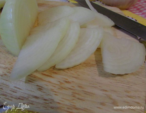 Приготовить начинку (начинка может быть любой, только обязательно густой). Нарезать лук.