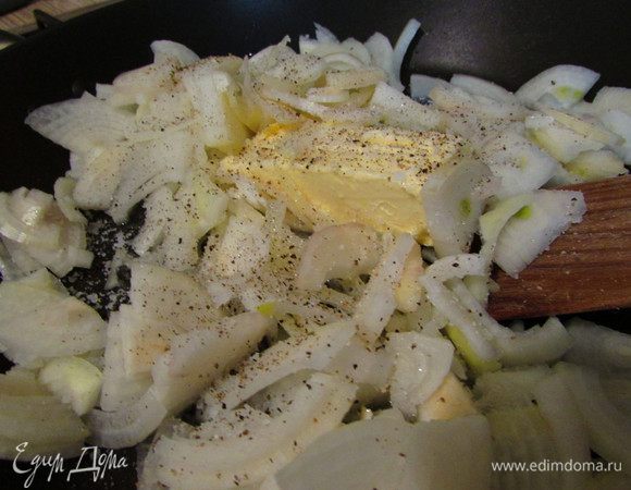 Лук, посолить, поперчить, добавить немножко сахарку. Обжарить на растительном масле с добавлением сливочного масла до прозрачности.