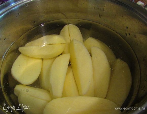 Картофель почистить и отварить до готовности.