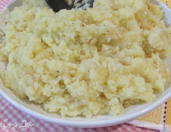 Отварной картофель пюрировать, добавить жаренный лук, перемешать. Дать начинке остыть. 