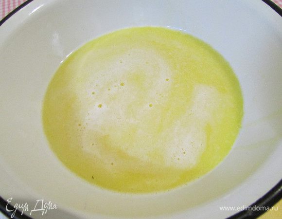 Масло растопить и дать слегка остыть.