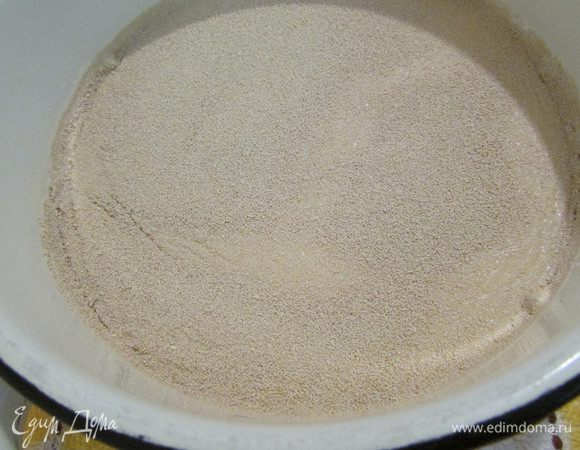 Молоко подогреть, добавить сахар, соль и дрожжи. Дрожжи должны разойтись.