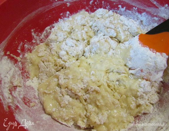 Постепенно добавить муку. Перемешивать ложкой.