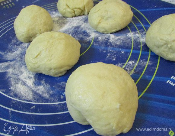 Разделить тесто на 6 равных кусочков.