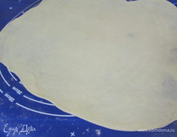 Каждый кусочек раскатать в тонкий пласт (желательно прямоугольник).