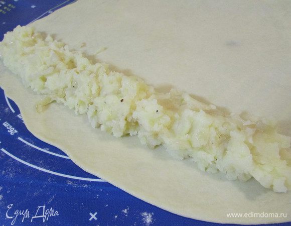 Разложить начинку вдоль длинной стороны теста.