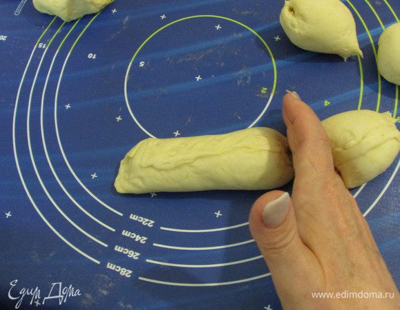 А сейчас самое интересное - формовка!!! Руку припылить мукой. Ребром ладони делать распиливающие движение, так чтобы рулет катался под рукой. Благодаря распиливанию, края пирожков сами склеиваются.