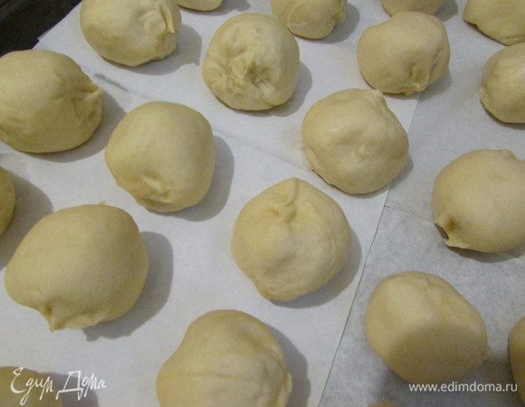 Выложить пирожки на противень, застеленный пекарской бумагой. Смазывать ничем не надо. Отправить в разогретую духовку (180 градусов). Выпекать 25-30 минут.