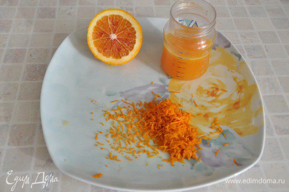 Испечем апельсиновый бисквит. Апельсины хорошо помыть, снять цедру с 3 апельсинов. В тесто будем добавлять половину столовой ложки апельсиновой цедры, остальную цедру разложить на тарелку тонким слоем, чтобы она подсохла. В дальнейшем будем ее использовать для дополнительного окрашивания бисквита. Выжать сок из 1-1,5 апельсинов. Всего нам понадобится 90 мл сока. Лучше брать красные апельсины, они окрасят бисквит в более яркий цвет.