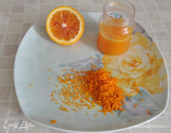 Испечем апельсиновый бисквит. Апельсины хорошо помыть, снять цедру с 3 апельсинов. В тесто будем добавлять половину столовой ложки апельсиновой цедры, остальную цедру разложить на тарелку тонким слоем, чтобы она подсохла. В дальнейшем будем ее использовать для дополнительного окрашивания бисквита. Выжать сок из 1-1,5 апельсинов. Всего нам понадобится 90 мл сока. 
Лучше брать красные апельсины, они окрасят бисквит в более яркий цвет. 