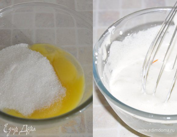 Желтки хорошо взбить со 100 гр. сахар до пышного состояния.
