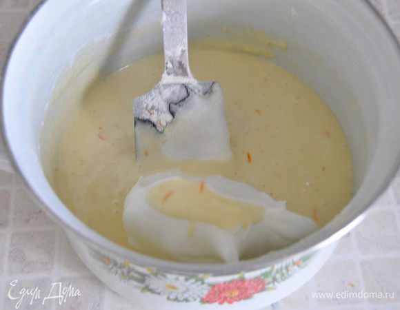 Включить разогреваться духовку до 180 градусов. В отдельной миске взбить белки с 30 граммами сахара до мягких пиков. В несколько приемов добавить белки в тесто аккуратными складывающими движениями лопаткой снизу вверх. 
