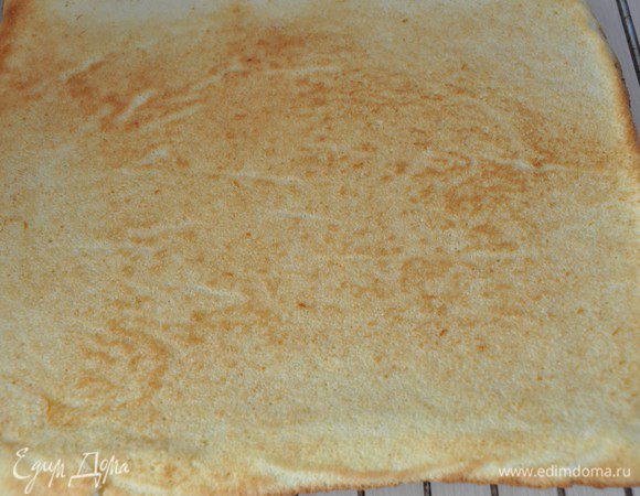 Готовый бисквит перевернуть на решетку, снять пергамент.