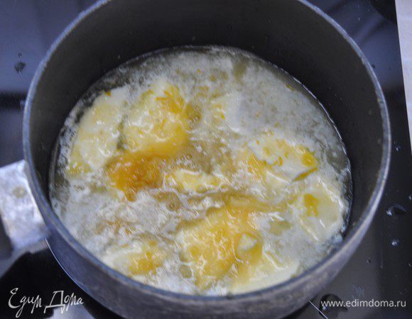 В сотейнике с толстым дном смешать сок, цедру, сливочное масло и соль и нагреть почти до кипения. 
