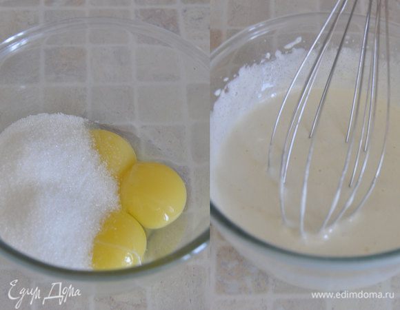 В отдельной миске взбить желтки с сахаром до светлой массы.
Перелить взбитые желтки в сотейник и, постоянно помешивая (!), варить на небольшом огне 12-15 мин. Масса должна загустеть, но не пригореть. 
