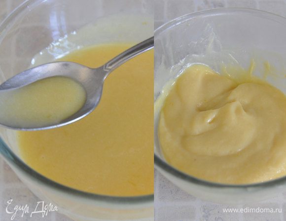 Процедить курд через сито, чтобы избавиться от цедры и мякоти, крем станет более гладким. Накрыть миску пищевой пленкой в контакте с поверхностью, когда остынет до комнатной температуры, убрать в холодильник. После полного охлаждения крем станет более густым. На фото курд до охлаждения и после холодильника.
