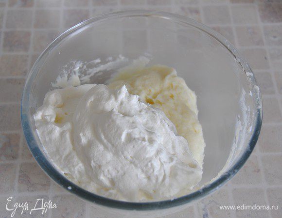 Холодные сливки жирностью не менее 30 % взбить с 10 гр. сахара до плотного пышного крема (можно добавить сахар с натуральной ванилью, но мне не хотелось, чтобы в креме далее была видна ваниль, поэтому я взбивала с обыкновенным сахаром и добавила ванильной эссенции).  
Половину сливок добавить в остывший заварной крем, аккуратно перемешать.