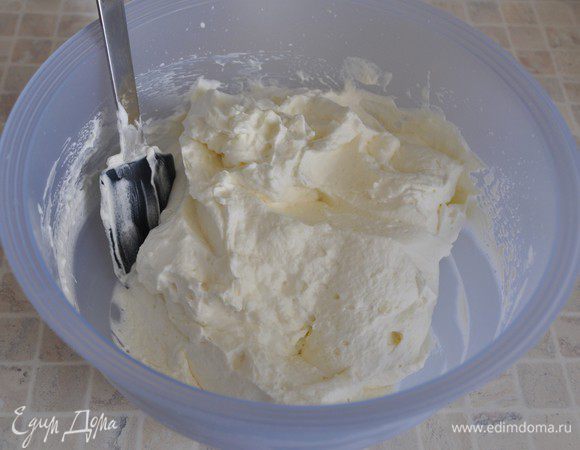 Затем соединить этот крем с оставшимися сливками. Крем "дипломат" готов.

