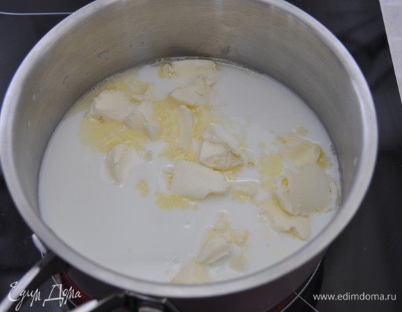 Заварное тесто (по рецепту шеф-повара Людмилы Казмерчук). Хочу предупредить, что теста получается много. Для нашего рецепта понадобится всего полтора десятка пирожных размером 2-3 см. Так что количество теста, если хотите, можно смело убавлять, но строго придерживаться пропорции.
Я пекла на домашний праздник, так что всё тесто мне пригодилось - сделала эклеры.  
Включить разогреваться духовку до 180 градусов. В сотейник налить молоко, воду, соль, сахар и масло, довести до кипения. 
