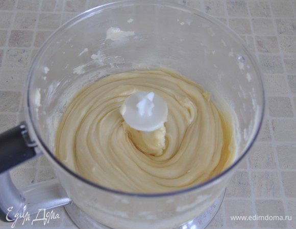 Переложить тесто в другую емкость (или миксер), дать немного остыть, чтобы можно было ввести яйца. По одному ввести яйца комнатной температуры - у меня ушло 4 крупных яйца и белок, оставшийся от приготовления курда. Хорошо размешивать после каждого добавления яиц (если замешиваете миксером, то на низкой (!) скорости). Следите за консистенцией теста, оно должно быть густоватым, кремообразным, не жидким - слегка стекать с ложки. 
