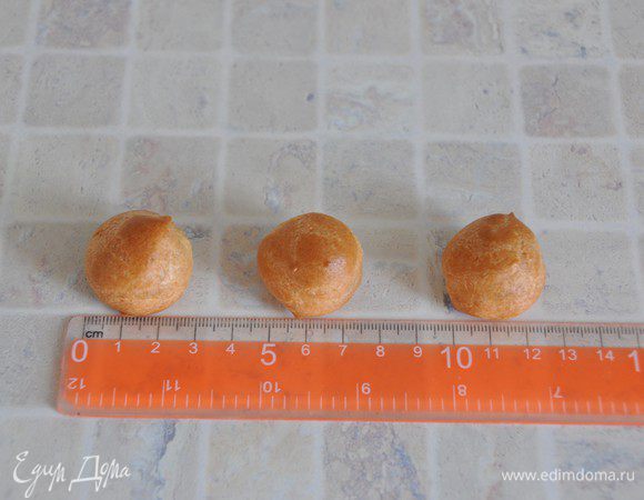 С помощью кондитерского мешка отсадить пирожные на противень, застеленный пергаментной бумагой, на расстоянии друг от друга и выпекать в разогретой духовке 18-20 минут  до уверенного золотистого цвета. Остудить на решетке. Вот их размер. 

