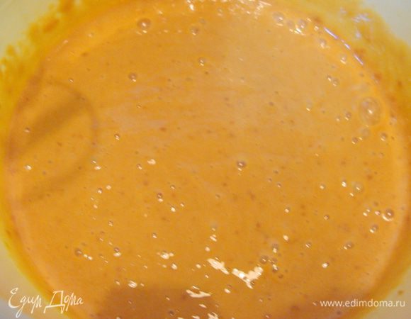 Взбить яйца с вареной сгущенкой.