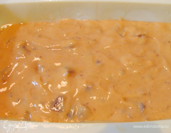 Добавить просеянную муку и разрыхлитель, взбить, потом добавить распаренные и порезанные финики.
Стакан - 250мл.
Форму смазать маслом, вылить тесто, поставить в разогретую до 180-200* духовку примероно на 1 час. Готовность проверять палочкой.